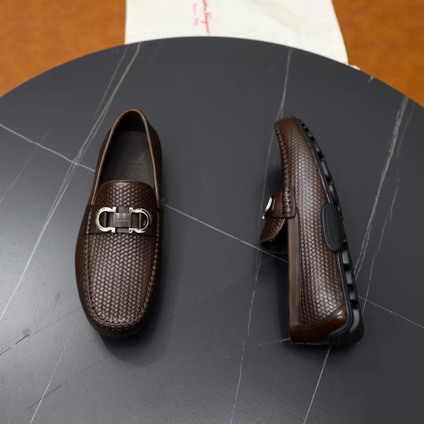 Ex-factory price: 480💰🙅‍♂️🙅‍♂️🙅‍♂️Niuli Brand: Ferragamo Standard code: Men's code 38/44 (45 customized) Grade: Same as the official website Material: Original imported cowhide leather lining Original wear-resistant lightweight outsole Style category: Men's casual slip-on shoes Bean shoes Distinguished luxury brand elements top luxury Color: actual picture color